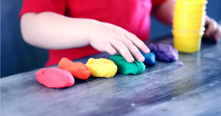 Criança brincando com massinha de modelar pensão alimentícia